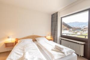 Nespecifikovaný výhled na hory nebo výhled na hory při pohledu z apartmánu + 1 fotografie