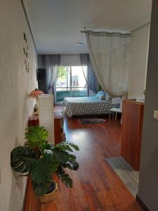 維戈的住宿－Estancia acogedora en Vigo，客厅配有沙发和桌子