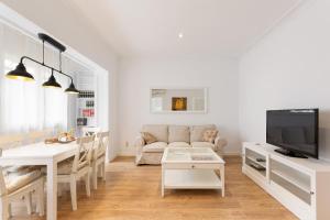 Televízia a/alebo spoločenská miestnosť v ubytovaní Stay U-nique Apartments Mallorca II