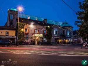 ein Gebäude in der Nacht auf einer Straße mit Straßenbeleuchtung in der Unterkunft Lawlors Hotel in Naas