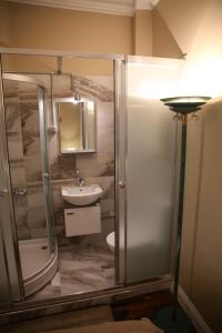 uma casa de banho com um chuveiro, um WC e um lavatório. em Agus Flats Galata em Istambul