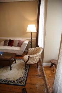 uma sala de estar com um sofá e uma mesa em Agus Flats Galata em Istambul