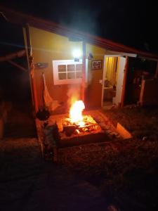 a fire pit in front of a house at night at Loft do Alto-Araras in Petrópolis