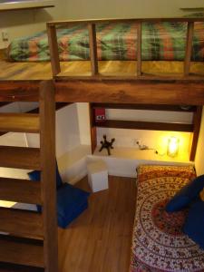 Pokój z łóżkiem piętrowym i dywanem w obiekcie Espaço Afrodite Se Quiser w mieście Rio de Janeiro