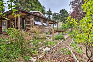 um chalé de madeira com um jardim em frente em Quiet and Cozy Eureka Home Near Sequoia Park and Zoo! em Eureka