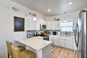 cocina con armarios blancos y encimera en Coastal Surfside Beach House Walk to the Ocean!, en Surfside Beach