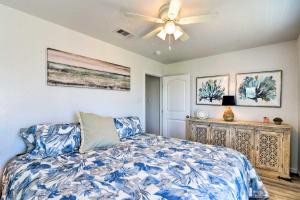 Imagen de la galería de Coastal Surfside Beach House Walk to the Ocean!, en Surfside Beach