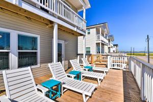 Imagen de la galería de Coastal Surfside Beach House Walk to the Ocean!, en Surfside Beach