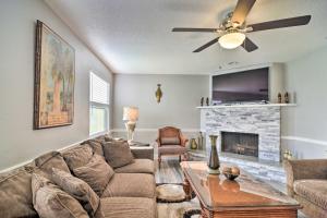 ein Wohnzimmer mit einem Sofa und einem Kamin in der Unterkunft Contemporary Clearwater Home with Private Pool! in Clearwater
