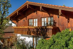 een groot houten huis met een groot balkon bij Haus Koch-Lechner in Marquartstein