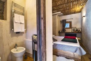 een slaapkamer met een bed en een wastafel in een kamer bij Maison La Saxe in Courmayeur