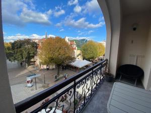 balcón con vistas a una calle de la ciudad en Comfy Apartments - Monte Cassino Sun en Sopot