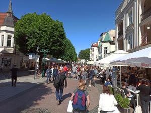 a crowd of people walking down a busy street at Kamienica Monte Cassino Sun I 7 min plaża I 2 sypialnie I Balkon in Sopot