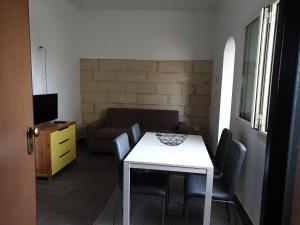 - une chambre avec une table, des chaises et un canapé dans l'établissement 31BARRA29, à Merine