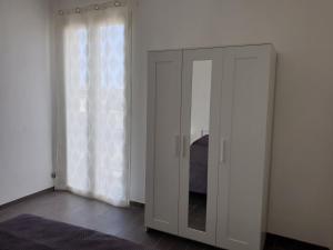 - une chambre avec une armoire blanche et une fenêtre dans l'établissement 31BARRA29, à Merine
