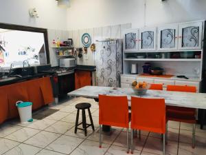 Dapur atau dapur kecil di Suítes na casa da Laura