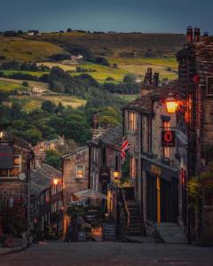 una strada in una città con una bandiera di Haworth Hideaway a Haworth