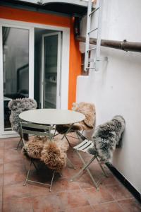 einen Tisch und Stühle auf einer Terrasse in der Unterkunft Ferienwohnung DOMizil Bamberg in Bamberg