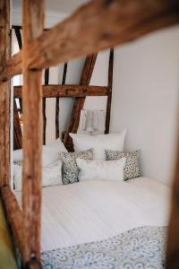 Schlafzimmer mit einem Bett mit weißer Bettwäsche und Kissen in der Unterkunft Ferienwohnung DOMizil Bamberg in Bamberg