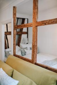 1 Schlafzimmer mit 2 Etagenbetten und einem Sofa in der Unterkunft Ferienwohnung DOMizil Bamberg in Bamberg