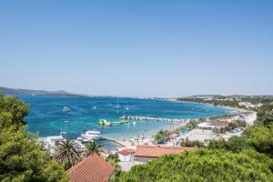 Blick auf einen Strand mit Booten im Wasser in der Unterkunft Apartments Yelkouan in Biograd na Moru