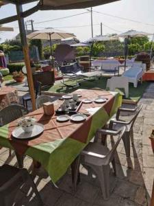 un tavolo con sedie e un ombrellone in un patio di Holiday home Modica 1 a Modica