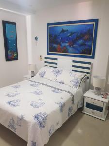 um quarto com uma cama com um quadro na parede em San Andrés de Ensueño em San Andrés