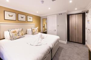 um quarto com uma grande cama branca num quarto em Byron Hotel em Londres