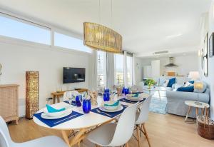 A television and/or entertainment centre at Sea View House with terrace