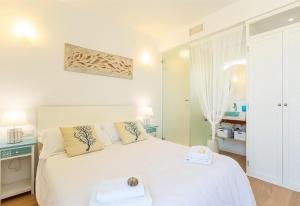 A bed or beds in a room at Sea View House with terrace