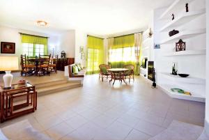 a large living room with a table and chairs at Casa do Alvor in Alvor