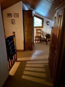 a hallway of a house with a door and a window at Le CAPRICORNE OLYMPIE 3 in Les Allues