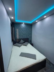 Postel nebo postele na pokoji v ubytování Designed Apartment with French Balcony SELF CHECK IN