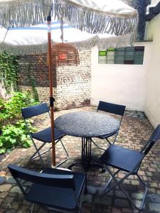 een tafel en stoelen met een parasol op een patio bij Boutique Apartment Scheldt in Antwerpen
