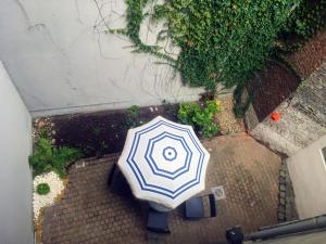 een uitzicht op een blauwe en witte paraplu bij Boutique Apartment Scheldt in Antwerpen