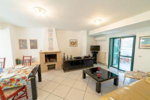 un soggiorno con divano e camino di Le Pesche - Centro storico a Vasto