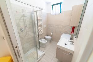 un bagno con doccia, WC e lavandino di Le Pesche - Centro storico a Vasto Altre 14 foto