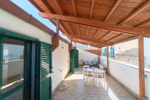 balcone con tetto in legno, tavolo e sedie di Le Pesche - Centro storico a Vasto