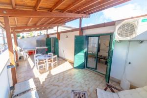 una vista dal balcone di una casa con patio di Le Pesche - Centro storico a Vasto