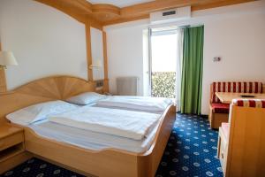 Postel nebo postele na pokoji v ubytování Hotel Chrys + 37 fotografií