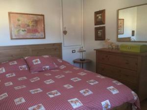 A bed or beds in a room at Casa Val di Rose