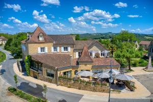 - une vue aérienne sur une maison avec des parasols dans l'établissement Hotel Restaurant Laborderie, à Tamniès