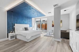 una camera con letto e parete blu di Global Luxury Suites at The Arches a Bronx