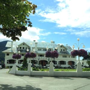 ein großes weißes Gebäude mit lila Blumen in der Unterkunft Rosario Village in Eastsound