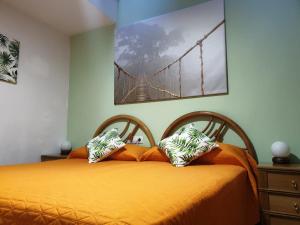 セゴルベにあるCasa Castillo de la Estrellaのベッドルーム1室(ベッド2台付)が備わります。壁に橋の絵が描かれています。