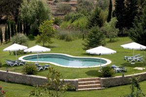 Bazén v ubytování Hotel Rural Nou Dalt Muntanya nebo v jeho okolí