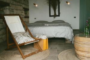 Tempat tidur dalam kamar di Kallmi View Eco Rooms