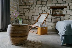 Tempat tidur dalam kamar di Kallmi View Eco Rooms