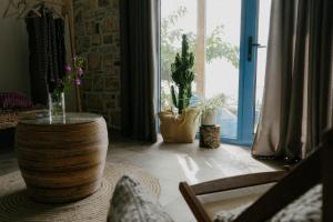 Area tempat duduk di Kallmi View Eco Rooms