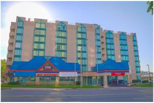 um grande edifício com um exterior de hotel em Ramada by Wyndham Niagara Falls/Fallsview em Cataratas do Niágara